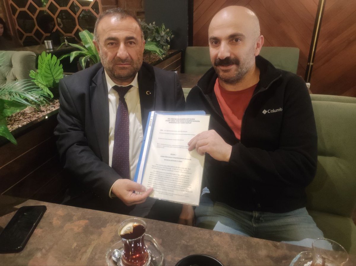 UzmanKuzey's tweet photo. @MHP_Bilgi VAN ili milletvekili adayı sayın @abdulazizglbay4 a özel sektörde çalışan ve mağduriyet yaşayan uzman ve başöğretmenler olarak sorunlarımızı anlattık ve dosyamızı teslim ettik.Kendisine #ÖzeldekiUzmanÖğretmeneKadro talebimiz için bizlere verdiği destek için teşekkürler https://t.co/rpYLOqIDp0