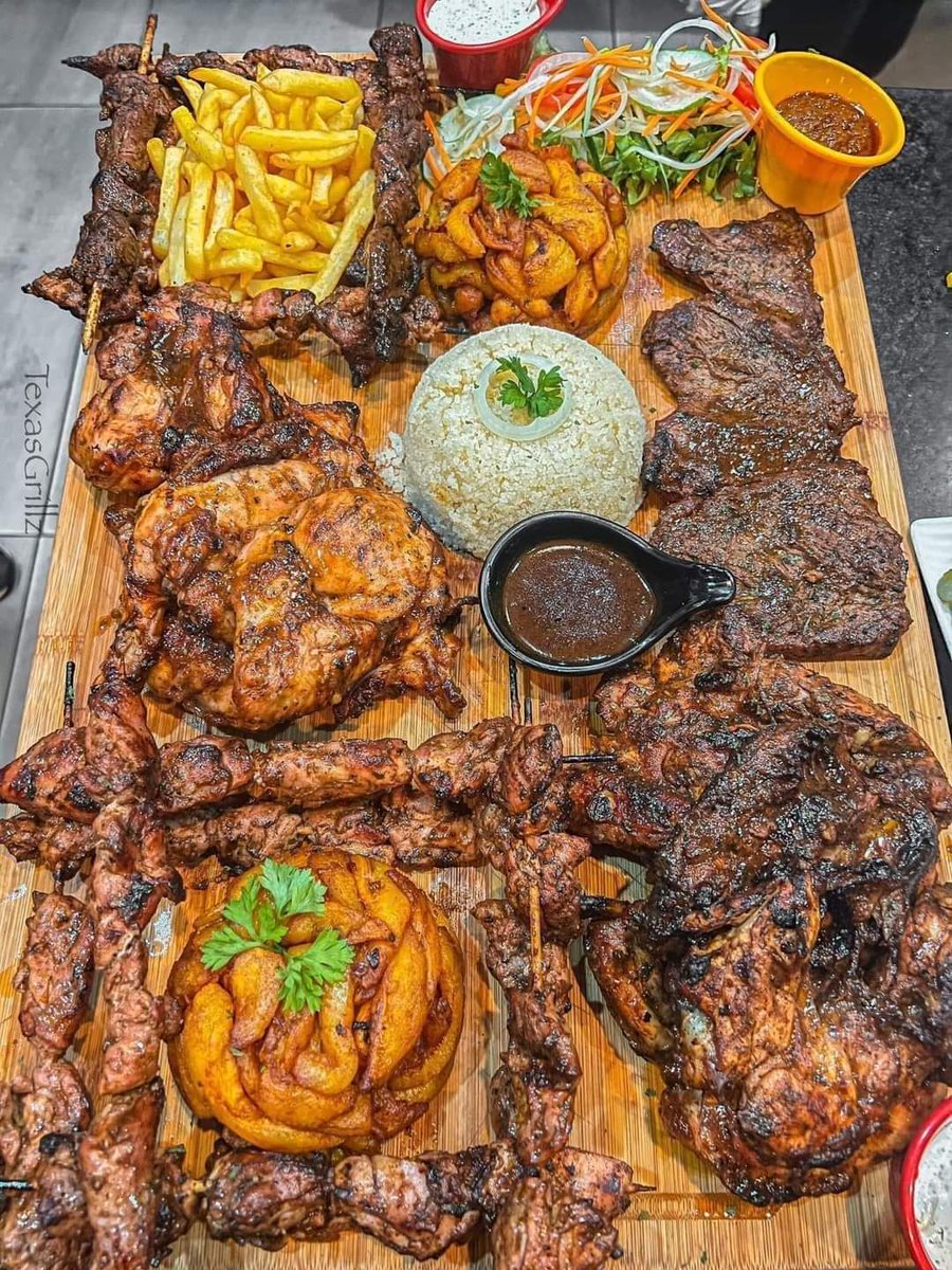 Sinon pour les services traiteurs et restaurant j'ai mon ARF a jour et les factures certifiés aussi donc pardon j'attend les commandes et les appels, on est en règle donc on veut mangé légal ☺️☺️☺️☺️ merci et à bientôt