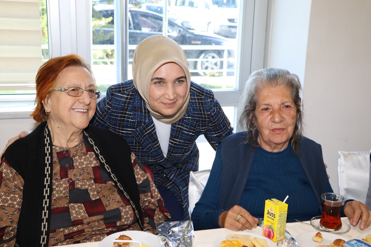EmirdagKaymakam's tweet photo. Valimiz Kübra Güran Yiğitbaşı, ilçemiz Fazlı-Macide Halaç Huzurevi Yaşlı Bakım ve Rehabilitasyon Merkezi'nde düzenlenen 'Fidanlar Çınarlarla Buluşuyor' etkinliğine katılarak yaşlılarımız ile bir araya geldi.
https://t.co/HtCsh0dBsG https://t.co/d03nq0kBs3