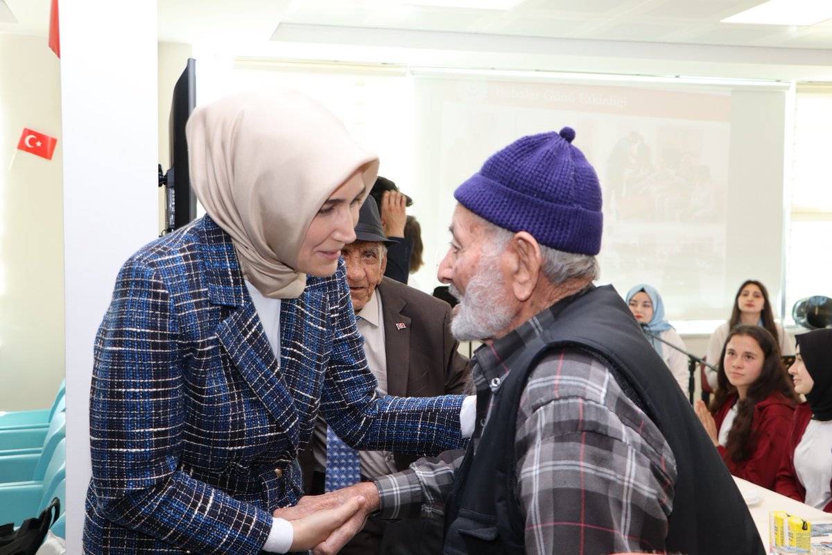 EmirdagKaymakam's tweet photo. Valimiz Kübra Güran Yiğitbaşı, ilçemiz Fazlı-Macide Halaç Huzurevi Yaşlı Bakım ve Rehabilitasyon Merkezi'nde düzenlenen 'Fidanlar Çınarlarla Buluşuyor' etkinliğine katılarak yaşlılarımız ile bir araya geldi.
https://t.co/HtCsh0dBsG https://t.co/d03nq0kBs3