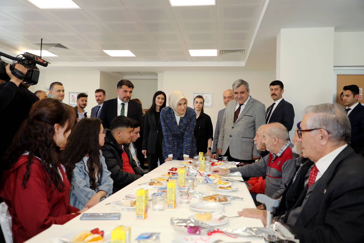 EmirdagKaymakam's tweet photo. Valimiz Kübra Güran Yiğitbaşı, ilçemiz Fazlı-Macide Halaç Huzurevi Yaşlı Bakım ve Rehabilitasyon Merkezi'nde düzenlenen 'Fidanlar Çınarlarla Buluşuyor' etkinliğine katılarak yaşlılarımız ile bir araya geldi.
https://t.co/HtCsh0dBsG https://t.co/d03nq0kBs3