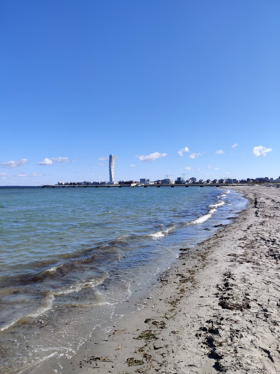 Exploring the southern Swedish coast with <a href="/ninaza_pohl/">Nina</a>, hunting for #Paulinella and #Picozoa - Nothing beats a day of sciency adventures, even with soggy shoes! 

<a href="/ERC_Research/">European Research Council (ERC)</a> project PlastidOrigin