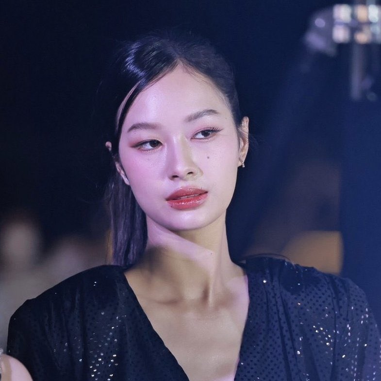 mia on Twitter "she wanna attract women so bad (it's working)"