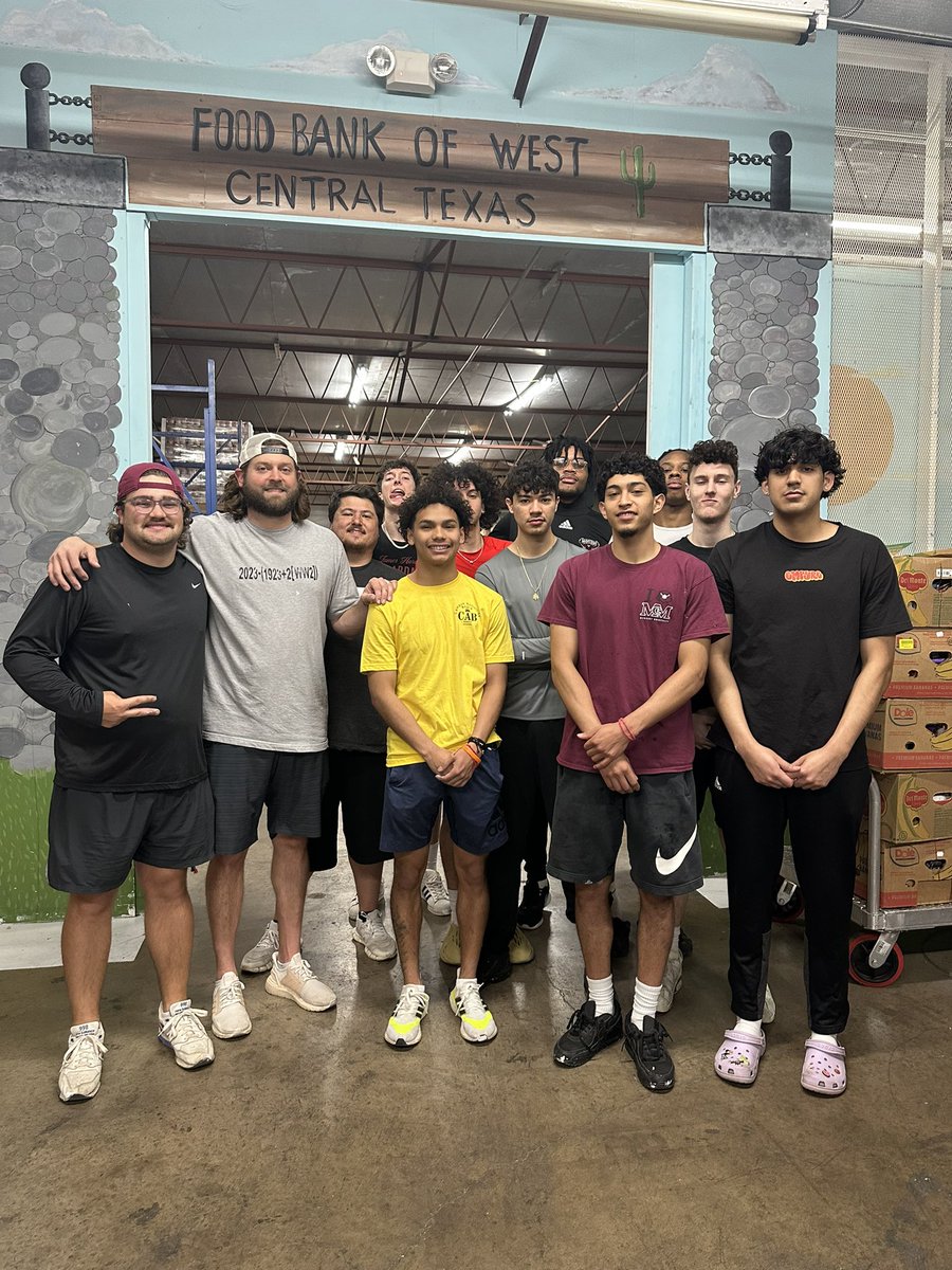 McMurry_MBB's tweet photo. Enjoyed getting to work at the West Central Texas food bank these past 6 weeks! Great way to end off the school year! #bALLin https://t.co/FZ4TvpDFej