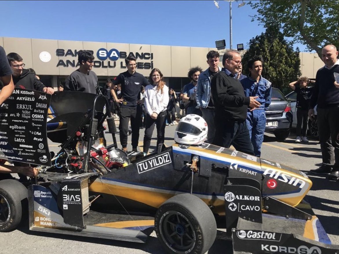 Okulumuz <a href="/SsDynamicsS/">SsDynamicsS Racing Team</a> kulübü mentör takımımız <a href="/yturacing/">YTU Racing</a> ile bugün okulumuzun bahçesinde YTR08C’nin sürüşünü gerçekleştirdi. YTÜ Racing ekibine verdikleri desteklerden dolayı çok teşekkür ediyoruz.