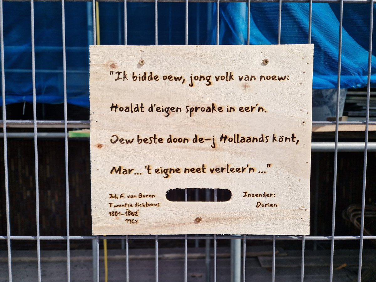Nieuwe inzending voor het Hekkendicht!  We moeten erg zuinig zijn op onze dialecten en dat heeft deze Twentse dichteres ooit passend verwoord.

Dorien, dank voor je inzending!

#casacadanza #hekkendicht