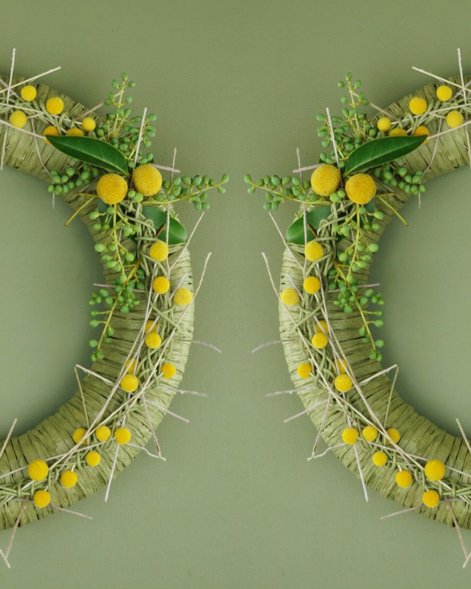 MarkPampling's tweet photo. A Craspedia inspired wreath with a touch of Privot ... for Flower Thinking‘s Design Solutions course.
.
#craspedia
#privot
#greenprivot
#privotberry
#floralcraftsmanship
#wreath
#wreathdesign
#contemporarywreath
#floraldesignsolutions
#floraldesigninspiration https://t.co/EQX1vxcQ7G