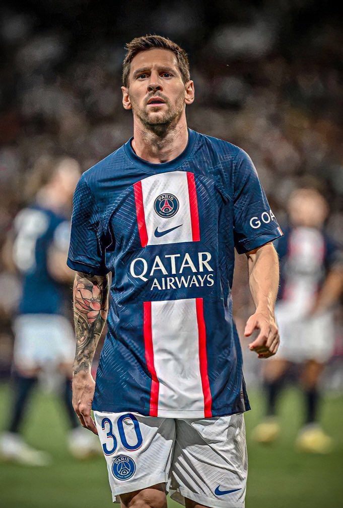 giraltpablo's tweet photo. 🚨CASO MESSI:

Messi tiene un compromiso con el organismo de turismo de Arabia Saudita 🇸🇦.

El viaje lo tuvo que postergar dos veces. No quiso hacerlo por derrotas del PSG en su momento.

Era la tercera y última oportunidad que tenía por las altas temperaturas que se venían en el territorio. Ya estaba programado.

Es un malentendido que no debería significar un detonante en la relación Messi-PSG.
