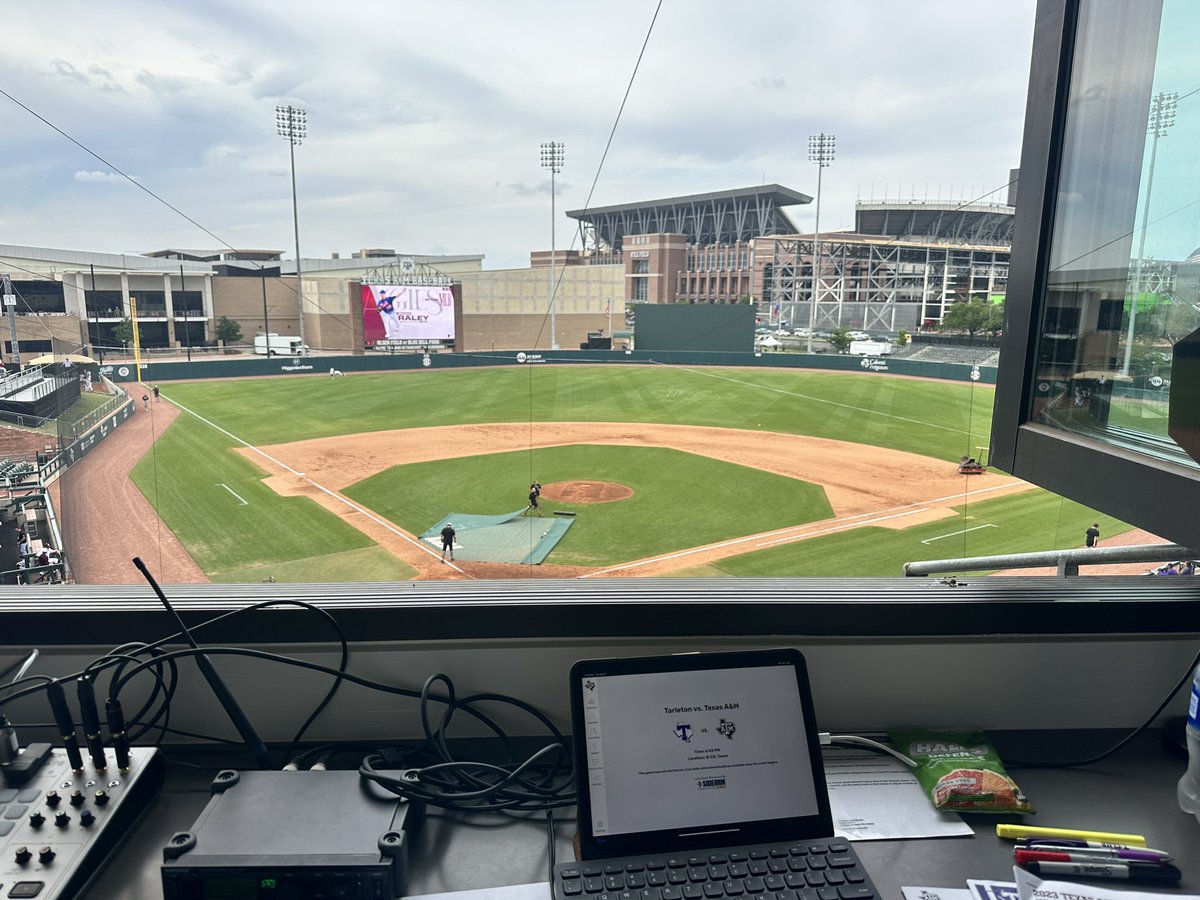 kcrewspxp's tweet photo. Beautiful night for baseball in College State as @TarletonBase challenges @AggieBaseball. First pitch slated for 6 PM, 5:45 air time on @KTRLradio #texannation #bleedpurple #WACBaseball https://t.co/7jxLyIZ50a
