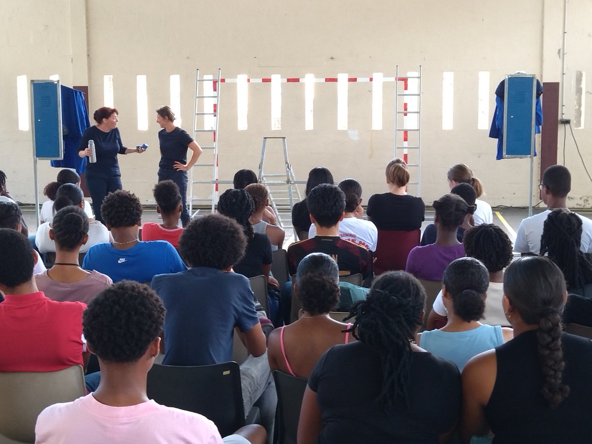 En amont du festival Nou Sé Yonn, TUNGSTÈNE a joué ce matin au <a href="/LyceeReache/">Lycée Gerville Reache</a>, devant plus de 150 élèves réunis au gymnase, le spectacle de théâtre BleuS qui évoque le marché de l'emploi, à l’heure où le travail uberisé, le multitasking et le télétravail se multiplient. Un régal !
