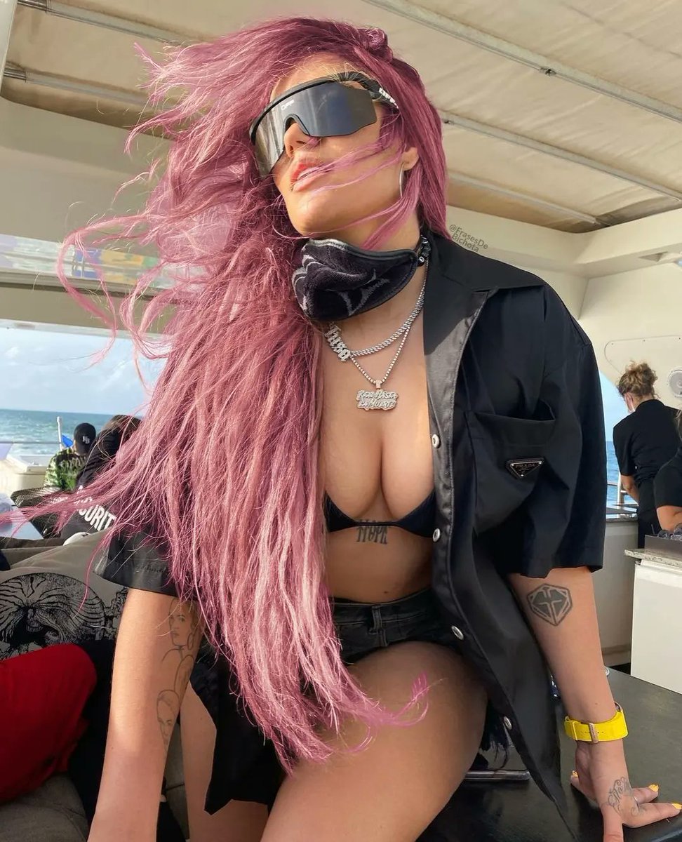 Karol G es otro nivel 🔝🖤🌸