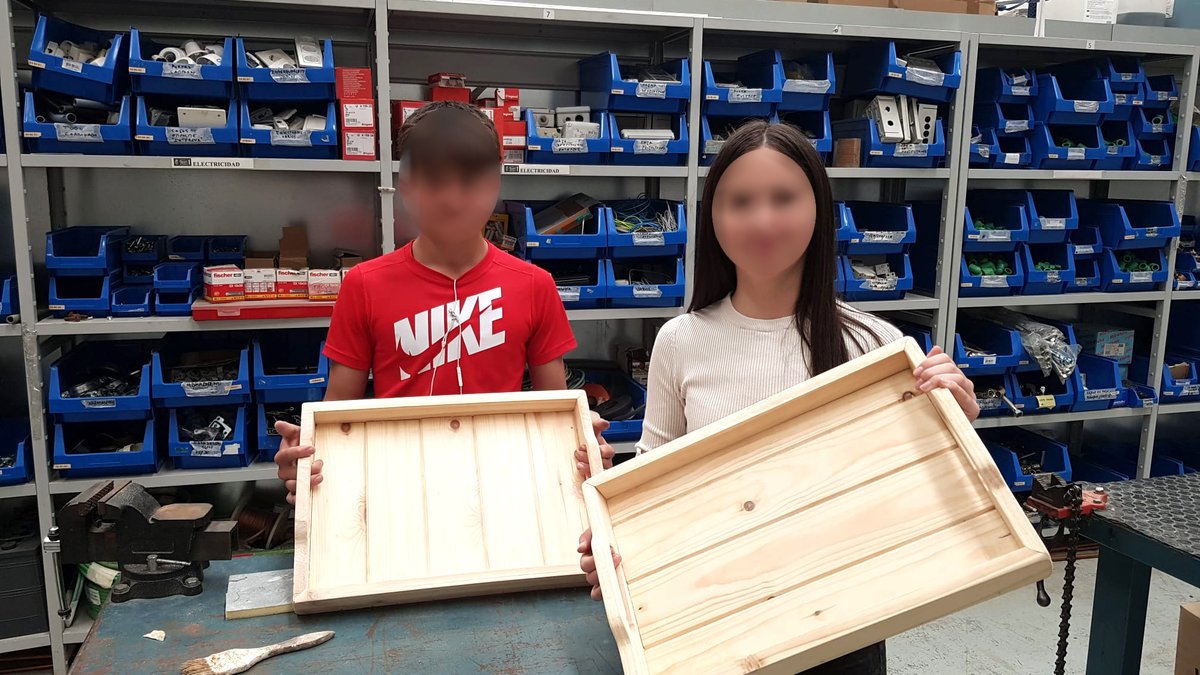 Hui els nostres alumnes del PAC (programa d'aula compartida) han estat realitzant durant el taller una sèrie de regals del dia de la mare. Ací us deixem un exemple d'això.
#quarteduca #Quartdepoblet <a href="/quartdepoblet/">Quart de Poblet</a> <a href="/iesriuturia/">IES Riu Túria</a> <a href="/ampariuturia/">AMPA IES Riu Turia</a>