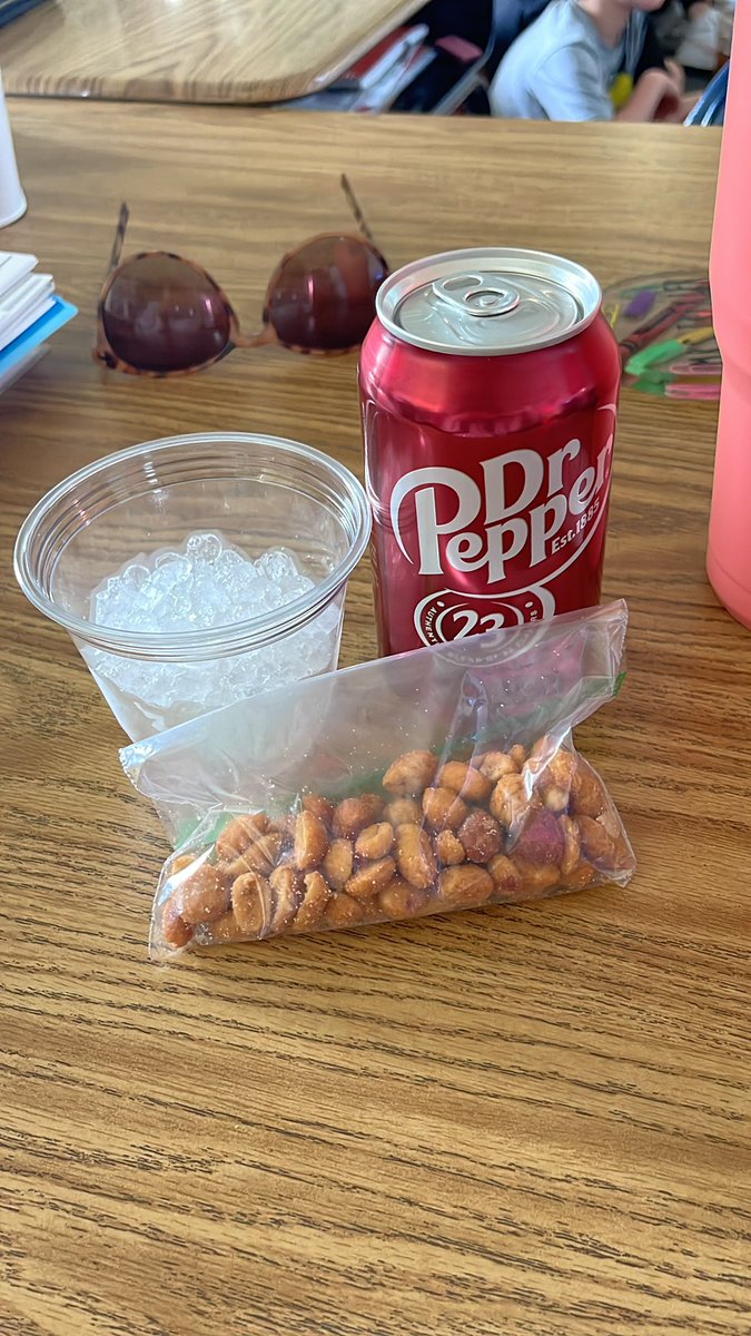 HallieTrexler's tweet photo. Thankful for my inflight snacks today! #AdventureAwaits https://t.co/IJpDIPXOCR