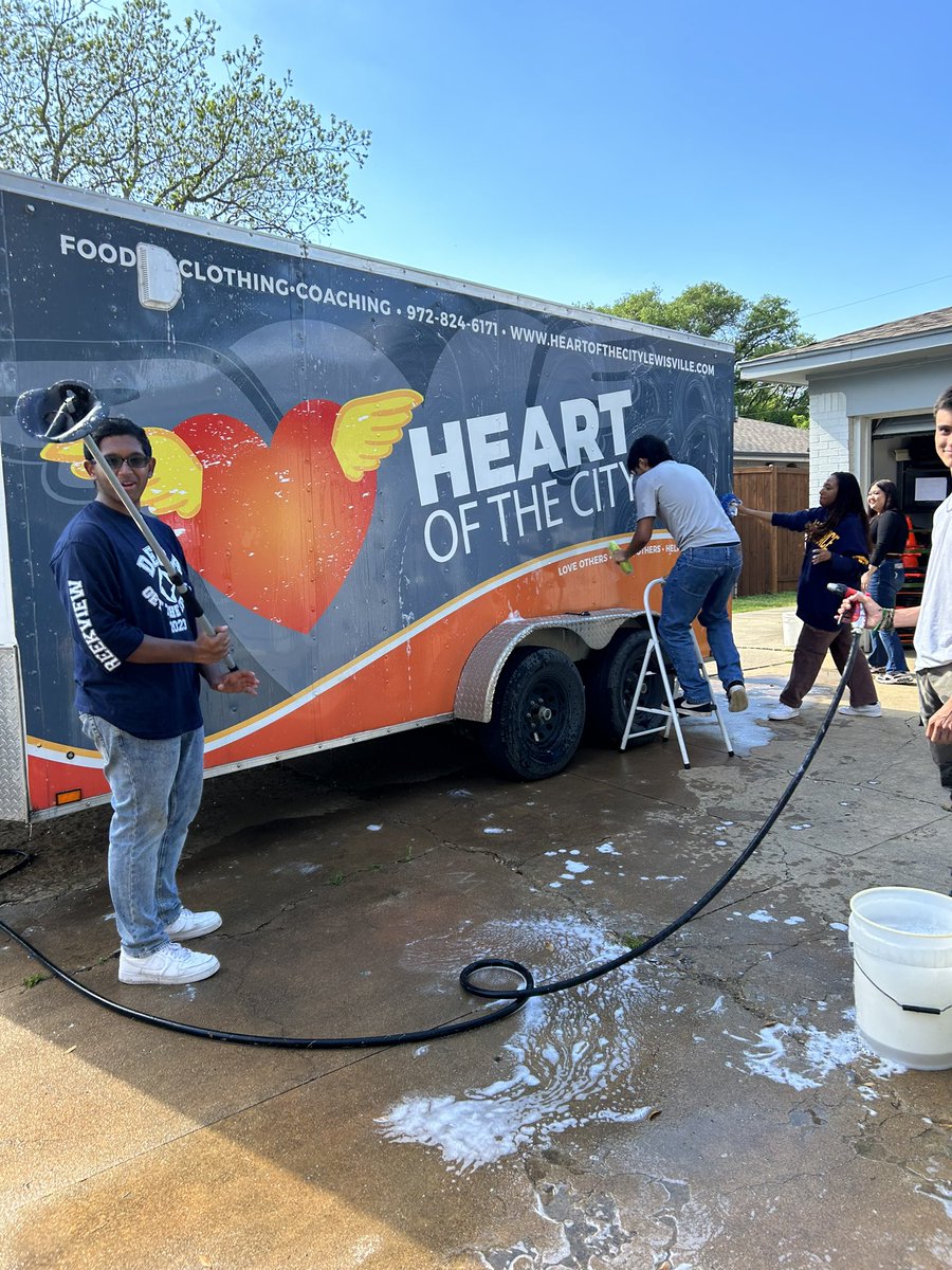 MrsThompsonCHS's tweet photo. Creekview DECA volunteered this past month at The Heart of the City. We helped do a little organizing in the clothes closet, washed their mobile panty vehicles and helped community members shop the pantry.  #CreekviewDECA #TexasDECA @CreekviewLeads @CreekviewPrinc  @CFBISD https://t.co/emFvjFnlsy