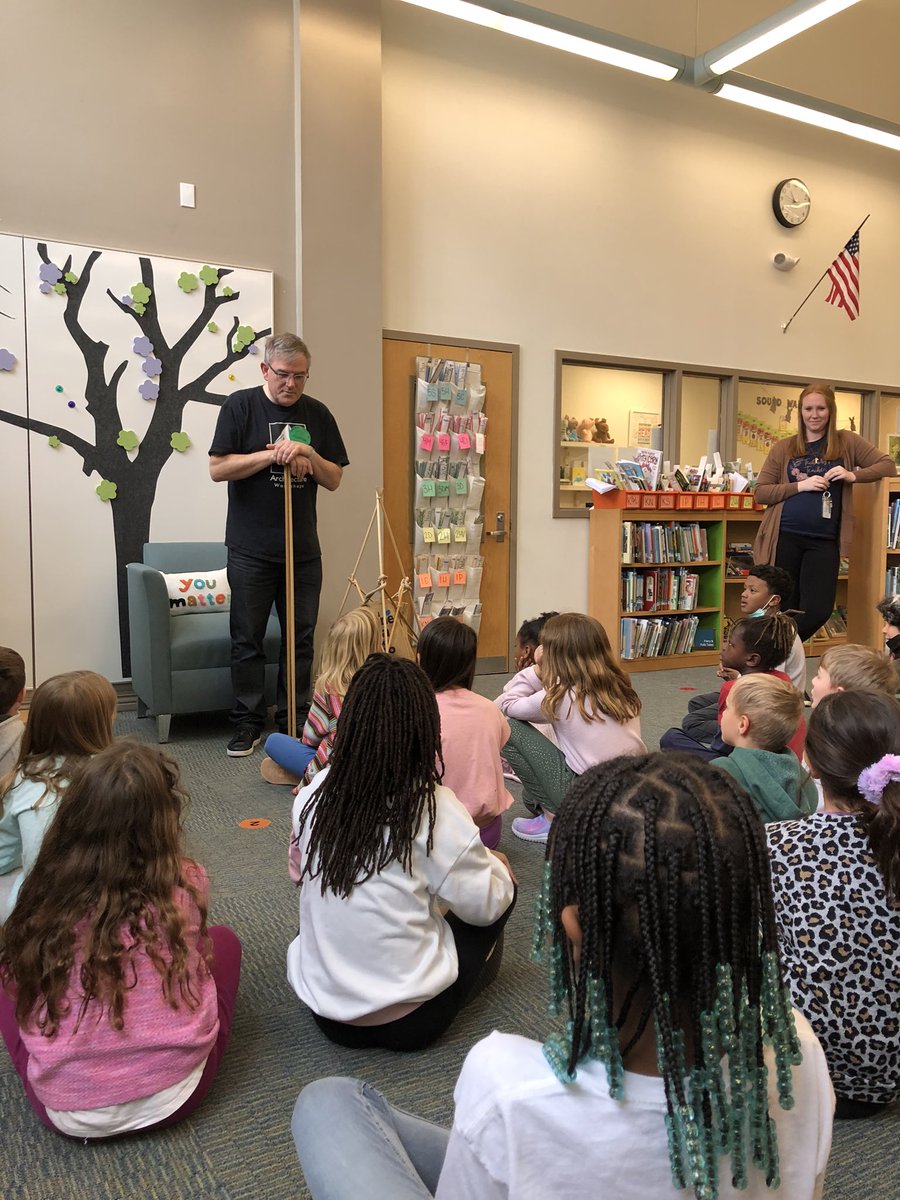 KymHarjes's tweet image. The start of an ✨amazing✨ STEM assembly @HVEFtweets @hvrsd_STEM   #teamwork