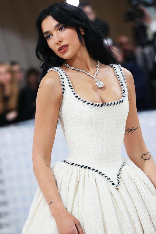 Cosmopolitan nombra a Dua Lipa como 'La Mejor Vestida' de la Met Gala 2023.