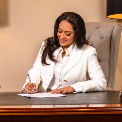 Dios_Guanaco's tweet photo. Una pugna entre Sofía Medina y Ernesto Sanabria, por manejar las comunicaciones del gobierno, dejó a 150 periodistas sin trabajo, hoy.

Los despidos se dieron en la Secretaria de Prensa de la Presidencia, lo que deja claro que Sanabria perdió el poder, frente a Medina https://t.co/5cXbir5vre