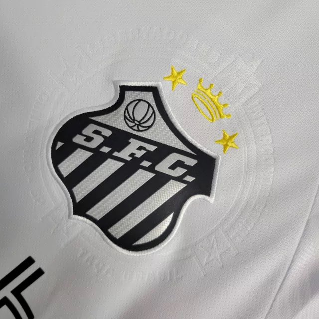 ANGsStore's tweet photo. “Nascer, viver e no Santos morrer”

A nova camisa do peixão leva as memórias das glórias de 63, além de levar a coroa do rei em cima do escudo. 👑 https://t.co/XtjLRCRHB9
