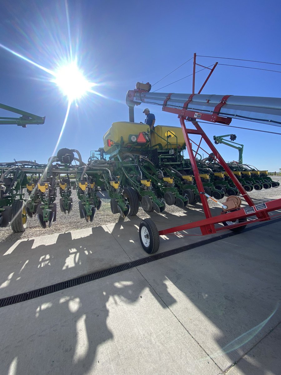 D_Carpenter41's tweet photo. Drive through fill ups aren’t just for seed tenders. Another load of @PioneerSeeds #Aseries Enlist P37A18E headed to the field. https://t.co/3rMnZ6DduM