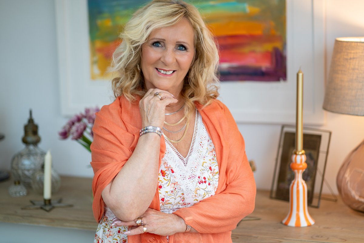 steffi_andrews's tweet photo. @SBSWinnersHour evening all. what have you been up to last week? This is my week in pictures. Loved helping all these super women to transform their branding. We had such a laugh and we added so much colour https://t.co/rhpmRyac87