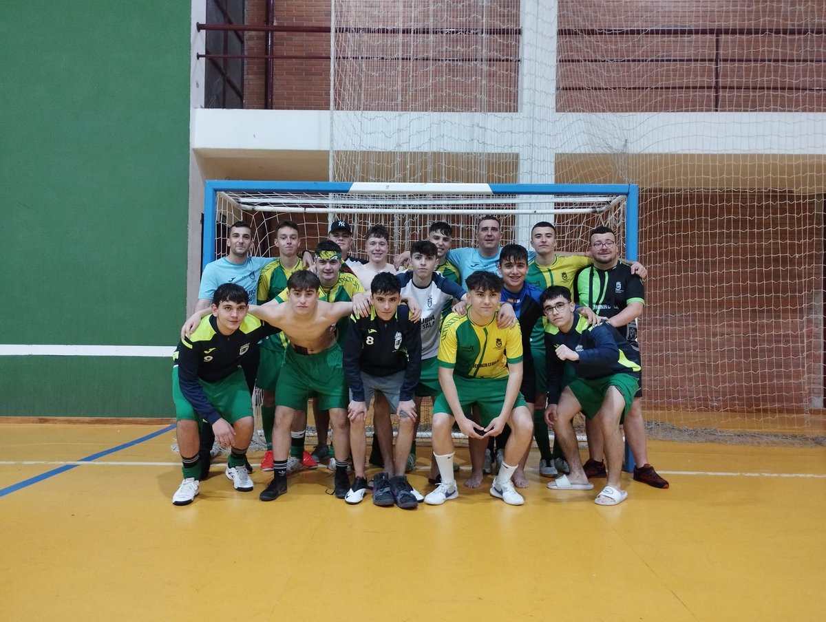 angel_GarBu's tweet photo. Ascenso a Preferente con mi pueblo , un sueño que todos tenemos de chicos , Vamos a por más chavales! 💚💛💚💛 https://t.co/kbicyAtqqx