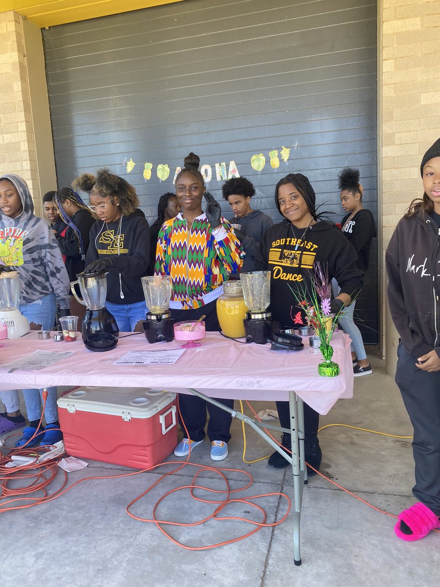 WichitaSEHS's tweet photo. Another successful Market Day in the books! We love that we’re 2-for-2 on beautiful weather! -#WPSProud #SEProud #IamSoutheast https://t.co/2oauGoN1Pb