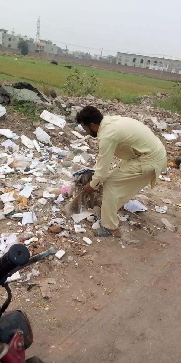 VOFaisalabad's tweet photo. آج فیصل آباد ٹک ٹاؤن کے قریب میں روڈ پر @HaierPakistan  کمپنی کی گاڑی سڑک کنارے گند پھینک رہی تھی شہری نے جب کہا کہ آپ سڑک گندی کر رہے ہیں جبکہ یہ گند آپ کو کوڑا والی جگہ پر ڈالنا چاہیے تو کہنے لگے کمپنی کا حکم ہے جاوید آفرید  @JAfridi10  صاحب سے درخواست ہے اس کا نوٹس لیں ہمارے شہر کو گندہ نہ کریں
شکریہ