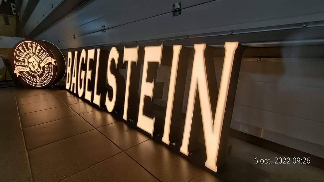 agence_graphics's tweet photo. Fabrication enseigne lumineuse en lettre boitier sur rail avec mise à la teinte et enseigne drapeaux.
Éclairage en led par un blanc chaud.

https://t.co/obVQQHAC8d https://t.co/IDE3trRncJ