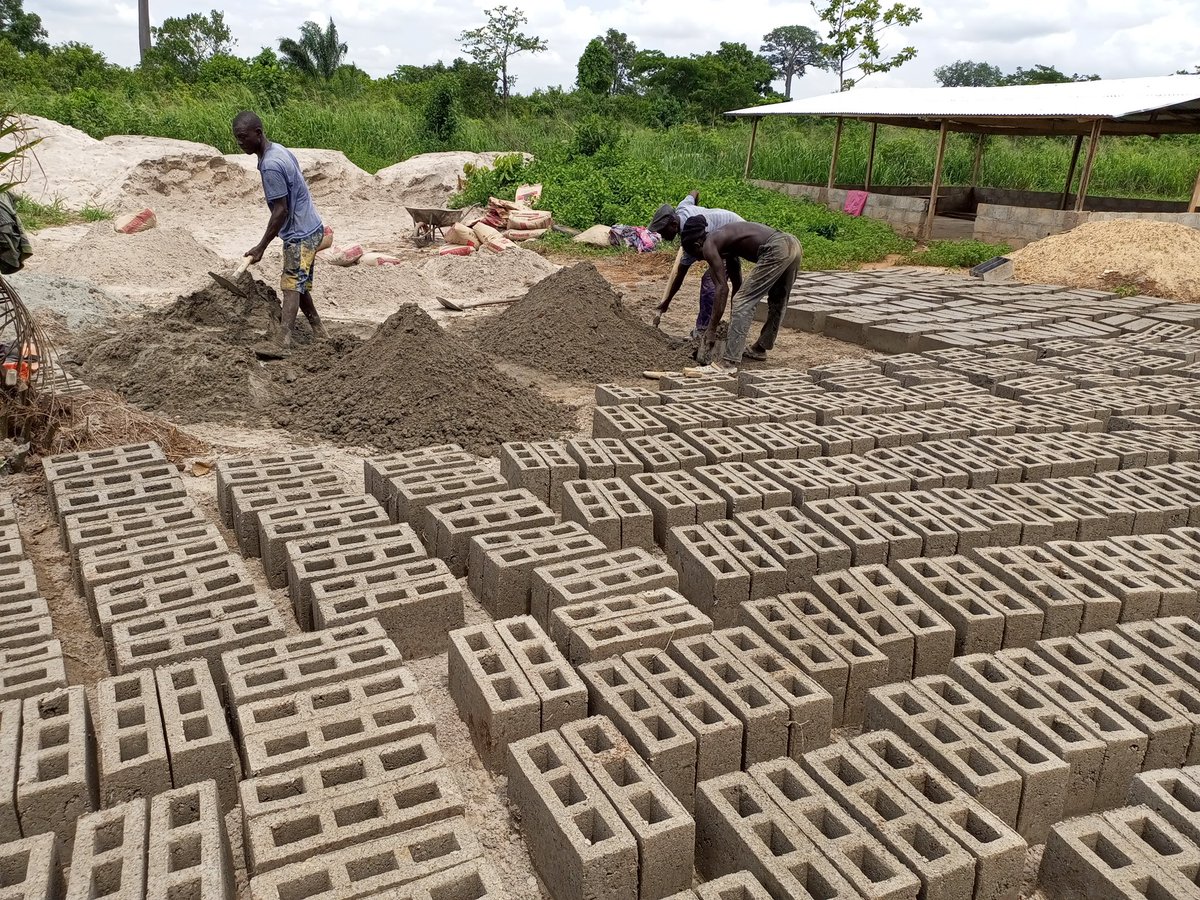 csaavedra_'s tweet photo. 🔴 Así estamos empezando la construcción de una nueva escuela en Costa de Marfil. La sexta en la que trabajamos mi equipo y yo. Esta es para 153 niñas y niños de Kouadio-Yaokro. Ojalá un futuro bonito para ellas y ellos https://t.co/tqc2wl3xMB