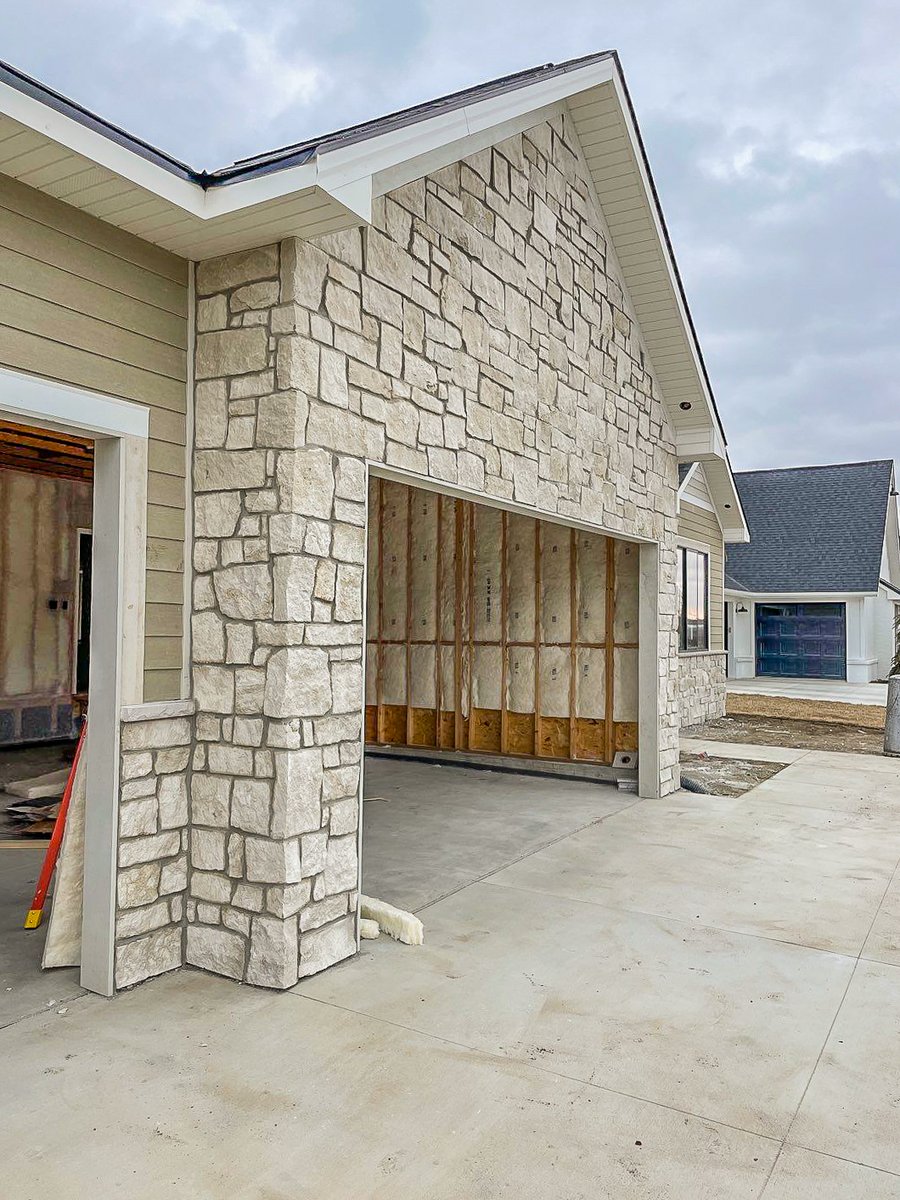 EdwardsStone_'s tweet photo. This #ElementHomes project will be featured in the upcoming #HBAL Parade of Homes. Check it out in person, May 14th-21st!
Stone Featured: Cottonwood | Ashlar
#EdwardsStone #ElementHomes #HBAL #ParadeOfHomes #NaturalStone https://t.co/i1j1YIf7Ky