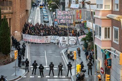 csolaruina's tweet photo. Contra la seva deshumanització, el vostre escalf i suport mutu!
 Gràcies a totes les persones que han vingut a solidaritzar-se avui davant La Ruïna i El Kubo.
⚠️ATENCIÓ PROPERES CONVOCATÒRIES
Us estimem🖤 https://t.co/AlS6xkKxAN