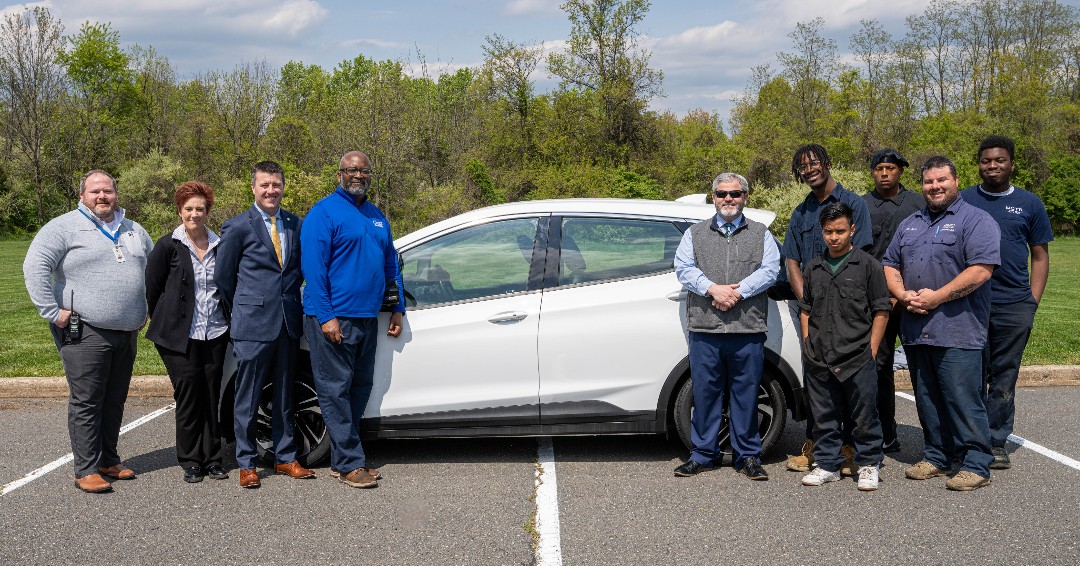 ChevyPrinceton's tweet image. Bringing the future of driving to the future generation! 🚗🔌

JT had the pleasure of delivering the 2022 #Chevy Bolt EV to #MercerCounty #TechnicalSchool. We&apos;re thrilled to be a part of MCTS&apos;s commitment to cutting-edge technology and education! #cioccaonsocial #ev