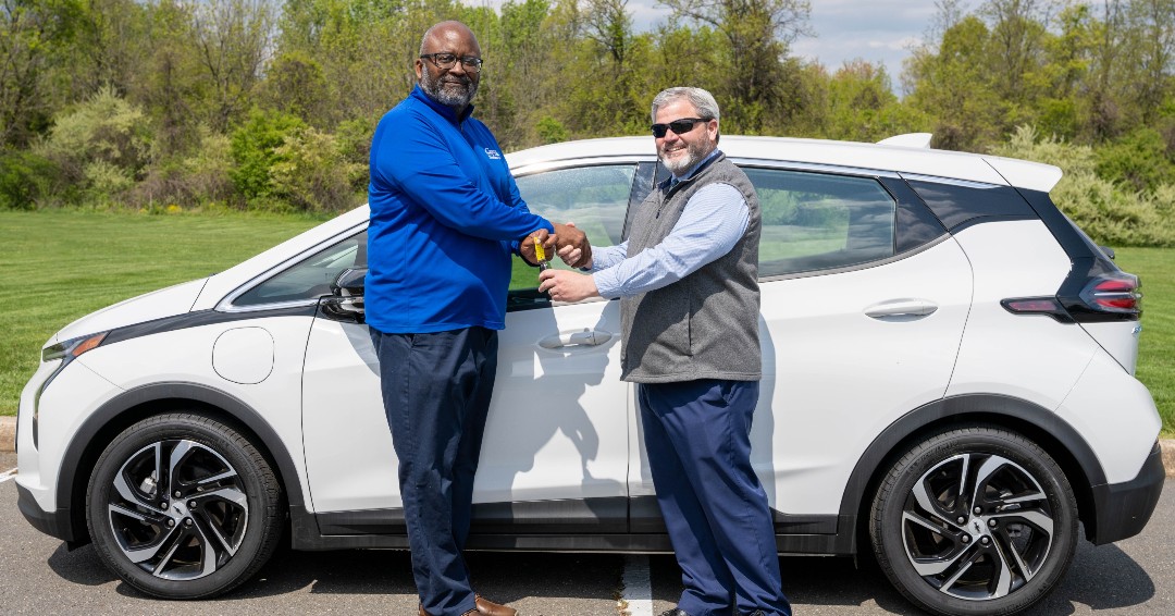 ChevyPrinceton's tweet image. Bringing the future of driving to the future generation! 🚗🔌

JT had the pleasure of delivering the 2022 #Chevy Bolt EV to #MercerCounty #TechnicalSchool. We&apos;re thrilled to be a part of MCTS&apos;s commitment to cutting-edge technology and education! #cioccaonsocial #ev