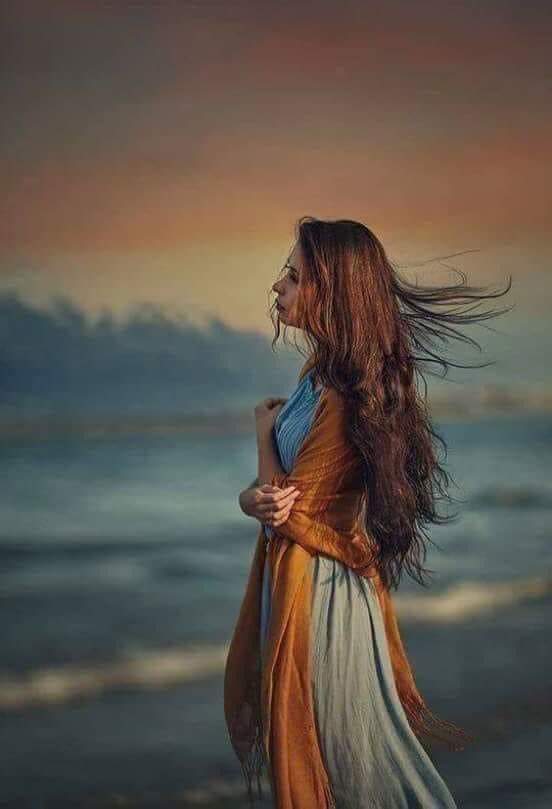 زال الحنين.......
و لايزالُ يرافق قلبي، ذكرى.......
أن أنسى....!!!، لم أنســـى.......
مازلت أسافر مع فكرة، إلى ما كُنا......
حيث كُنا.......
لكنه غادرني، الشعووور......!!!