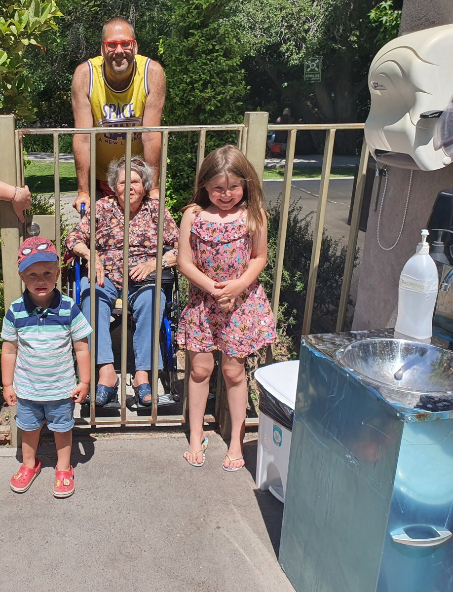 alanblech's tweet image. Encontré esta imagen Criminal de la plandemia. En un hogar al aire libre no dejaron a mis hijos estar con su bisabuela por no  tener la vkuna, separados por una reja! @ministeriosalud @AlbagliAndrea @mauricio_ojedar @DipCristobal @Jou_Kaiser @Fuchslocher1978 #DictaduraSanitaria