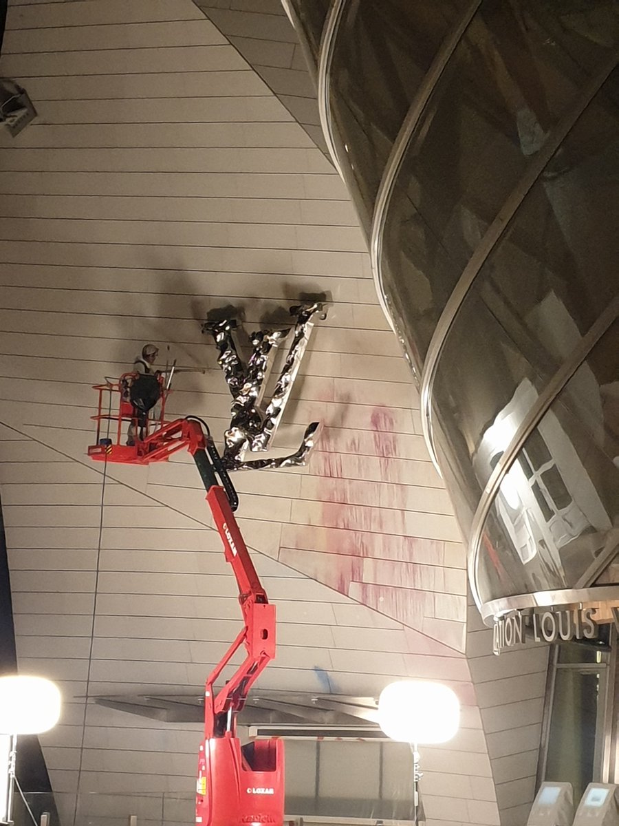 Débile mais pas indélébile.

#fondationlouisvuitton
#lvmh
#ExtinctionRebellion 
#LouisVuitton