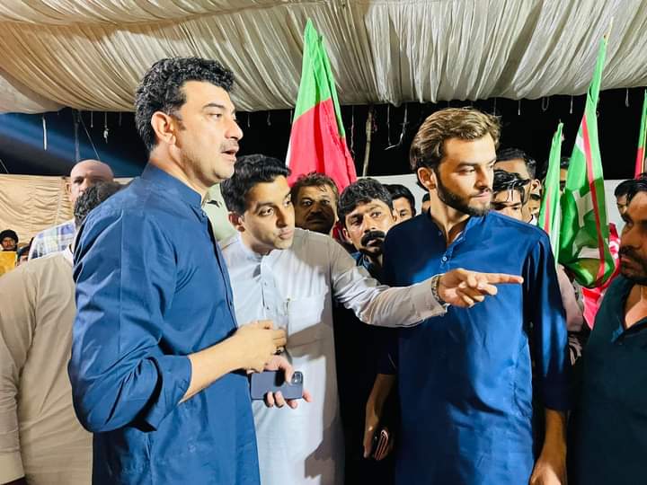 ShahrozKhattak5's tweet photo. رات کے اس وقت خان صاحب کے گیٹ پر ڈیوٹی دیتے ہوئے❤
جوانیاں لوٹائے گے......خان کو بچائے گے✌🏻🇧🇫
#khanisourredline #ISF
@ImranKhanPTI @Asad_Umar https://t.co/U1u0gusmMo