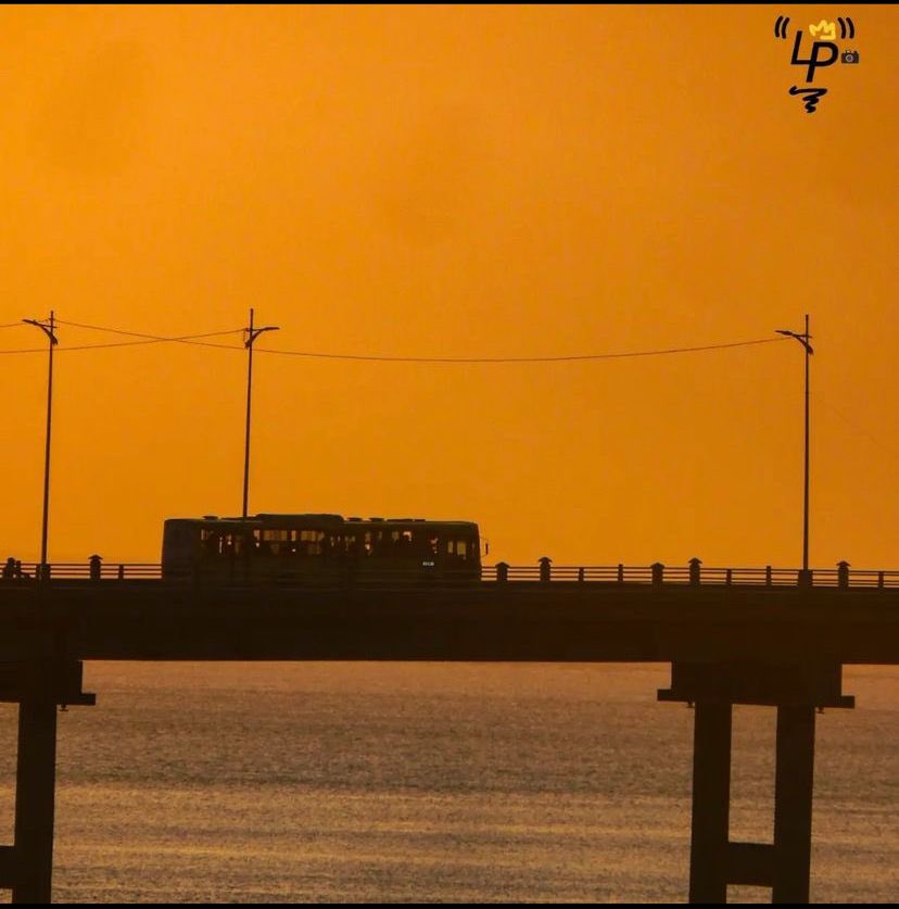 setsaoluis's tweet photo. O pôr do sol na Ilha de São Luís é sempre mágico! Acompanha com a gente esse bela paisagem de um dos nossos coletivos trafegando pela ponte do São Francisco 🌉 🚍

Créditos: @_lpgrafia

•O SET mais próximo de você! 🤜🤛

#SetSlz #SaoLuis #Ilhadoamor #onibus #usuario #galeriaset https://t.co/88lK79z4Uy