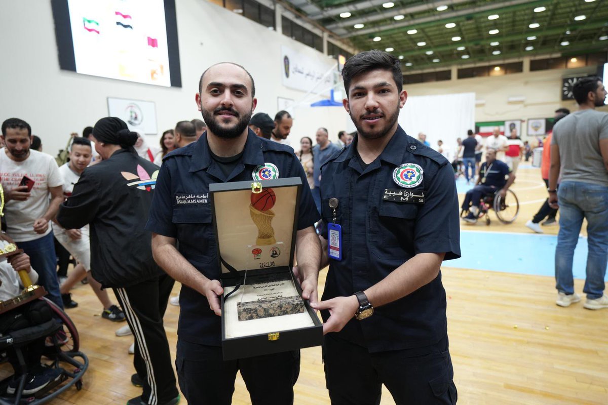 Alekhbariya_New's tweet image. دكتور #أحمد_الشطي مدير إدارة الطوارئ الطبية في اطار التعاون بين وزارة الصحة ممثلة في ادارة الطوارئ الطبية و النادي الكويتي الرياضي للمعاقين تم تكريم فنيين الطوارئ الطبية وذلك لتغطية البطولة العربية لكرة السلة على الكراسي المتحركة المقامة على ارض الكويت الحبيبة من تاريخ الى…