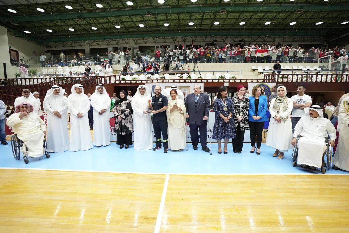 Alekhbariya_New's tweet image. دكتور #أحمد_الشطي مدير إدارة الطوارئ الطبية في اطار التعاون بين وزارة الصحة ممثلة في ادارة الطوارئ الطبية و النادي الكويتي الرياضي للمعاقين تم تكريم فنيين الطوارئ الطبية وذلك لتغطية البطولة العربية لكرة السلة على الكراسي المتحركة المقامة على ارض الكويت الحبيبة من تاريخ الى…
