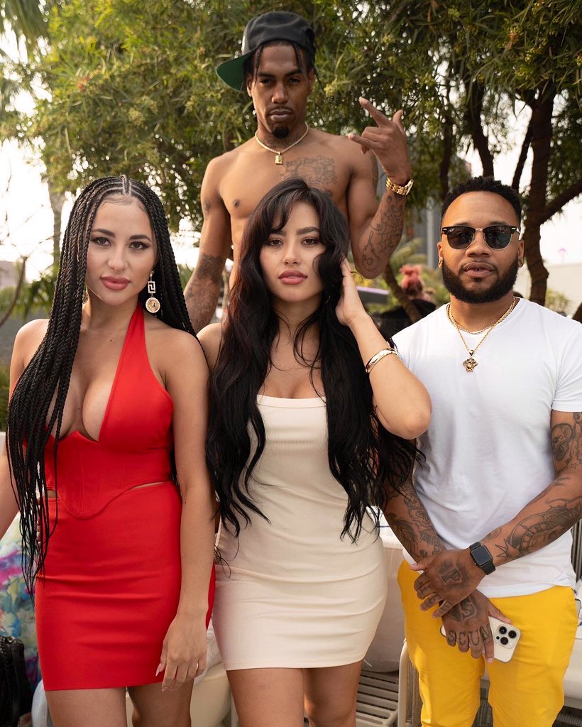 ZAYSTACKZ215's tweet photo. Pool Party w/ the twins! 👯♀️
#rooftop #dayparty #Hollywood #thedoubletroubletwins #ZAYSTACKZ #SCUMLIFE #THESCUMGOD ☠️💕 https://t.co/Emjl3FqtBF