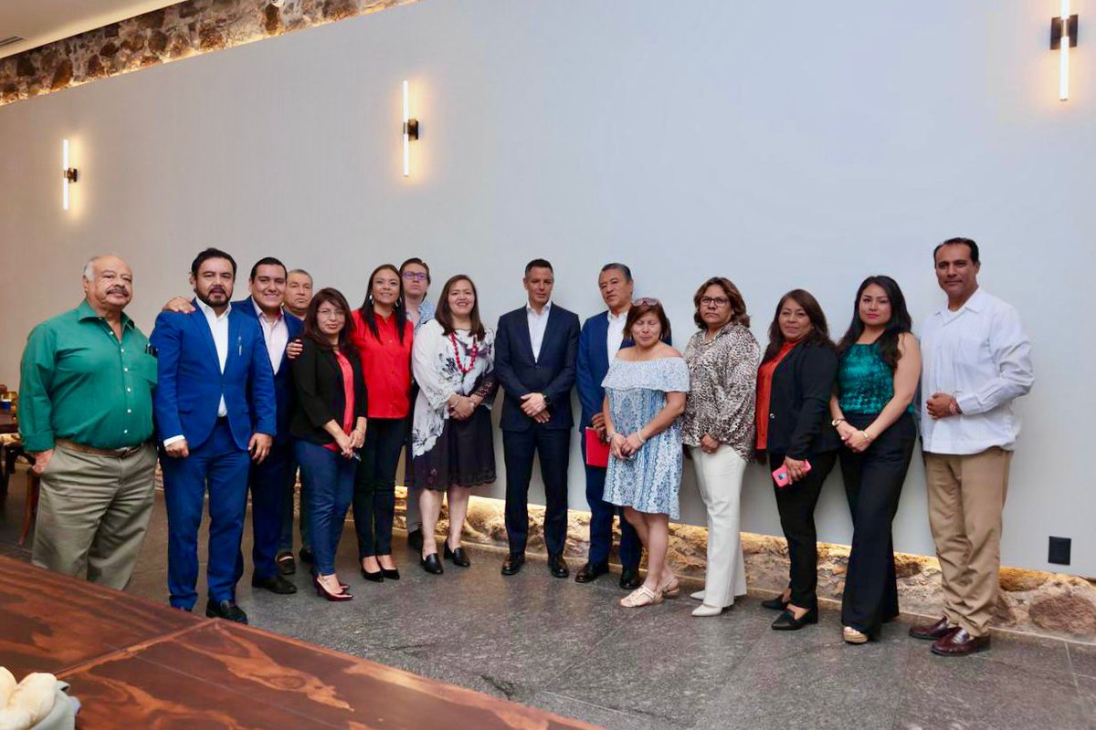alejandromurat's tweet photo. Me reuní con las y los empresarios, colectivos y pueblos originarios de San Luis Potosí; es un gusto para mi seguir compartiendo #piensAMéxico 🇲🇽. Gracias por tan constructiva charla. https://t.co/EDxSevRZ6W