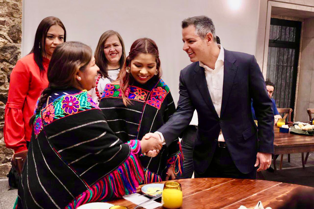 alejandromurat's tweet photo. Me reuní con las y los empresarios, colectivos y pueblos originarios de San Luis Potosí; es un gusto para mi seguir compartiendo #piensAMéxico 🇲🇽. Gracias por tan constructiva charla. https://t.co/EDxSevRZ6W