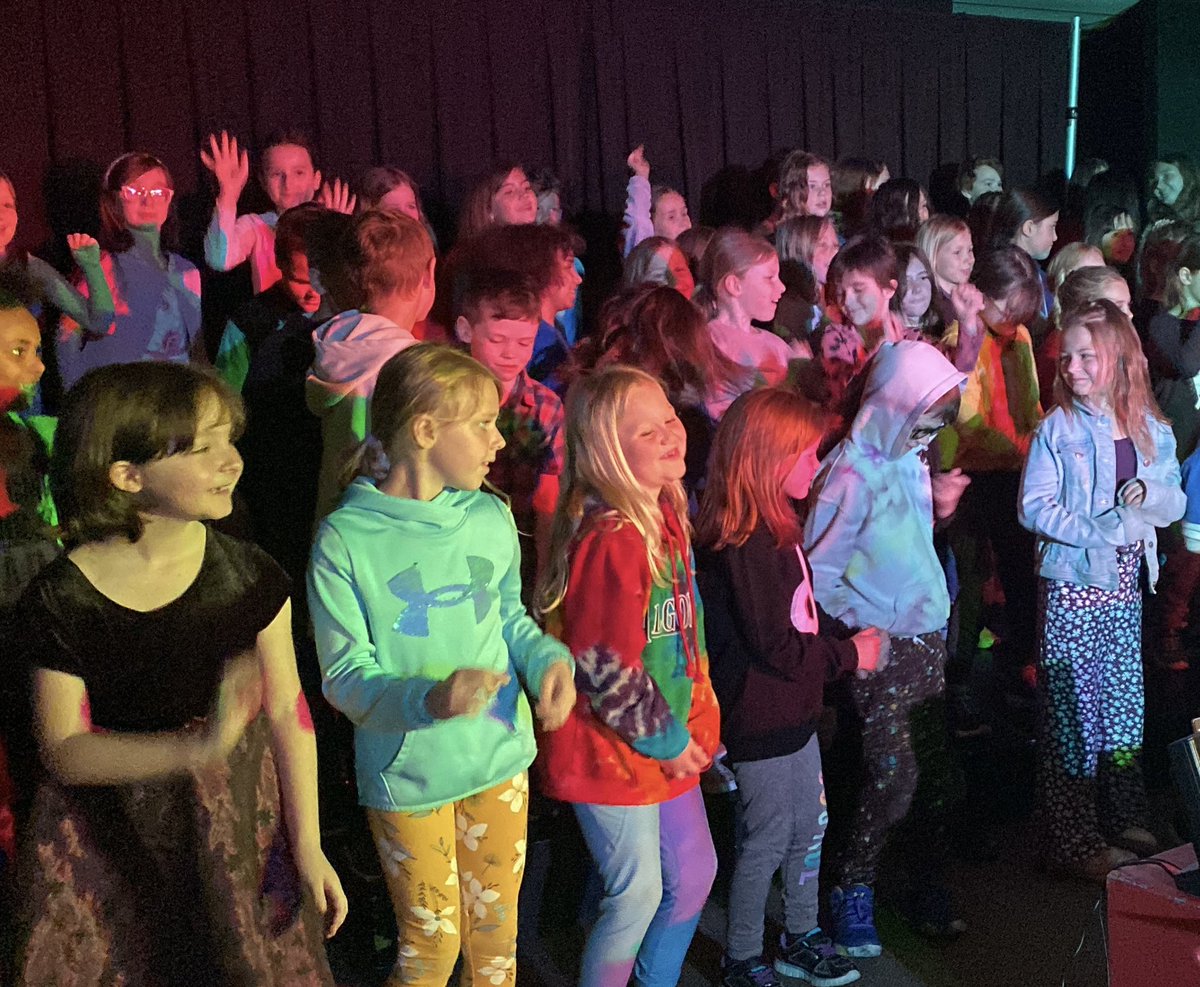 Robyn1Dawson's tweet photo. Celebrating Music Monday on May 1st. @Riversideps choir students engaged in music workshops, watched performances from @HuntsvilleHS and @HuntsvillePS  choirs and bands. We celebrate the power of music! #MusicIsOurMedicine #TogetherInHarmony @CoalitionCanada @TLDSB https://t.co/WljKHJdqJV