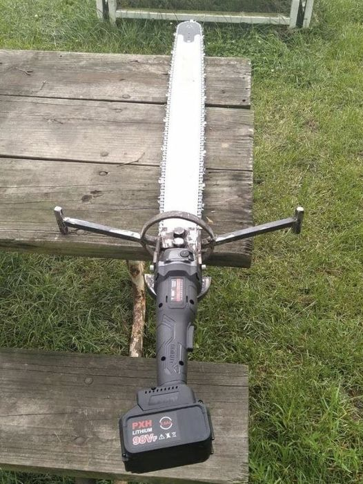 axeldigmc's tweet photo. @Terraria_Logic since there is a chainsaw why not a sword that is a chainsaw https://t.co/IylbIxpQzn