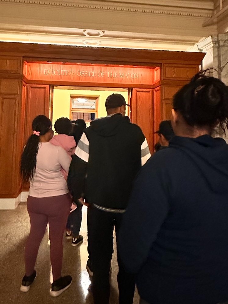 Last week, DC ran out of space at the migrant shelters. Mutual aid had to scramble to find housing for many families.

Today, we were at the Wilson Building with families who were denied shelter to ask <a href="/MayorBowser/">Mayor Muriel Bowser</a> &amp; <a href="/DMHHS_DC/">DMHHS</a> not to make kids sleep on the streets! 1/