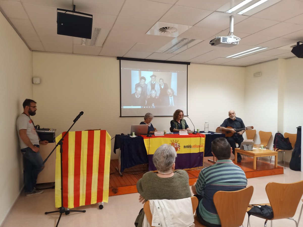 Memoria_Baix's tweet photo. Fotos d'avui!
🔴🟡🟣 HOMENATGE A LES DONES REPUBLICANES I ANTIFEIXISTES
#BibCentral de Cornellà https://t.co/GJo5l14zM1