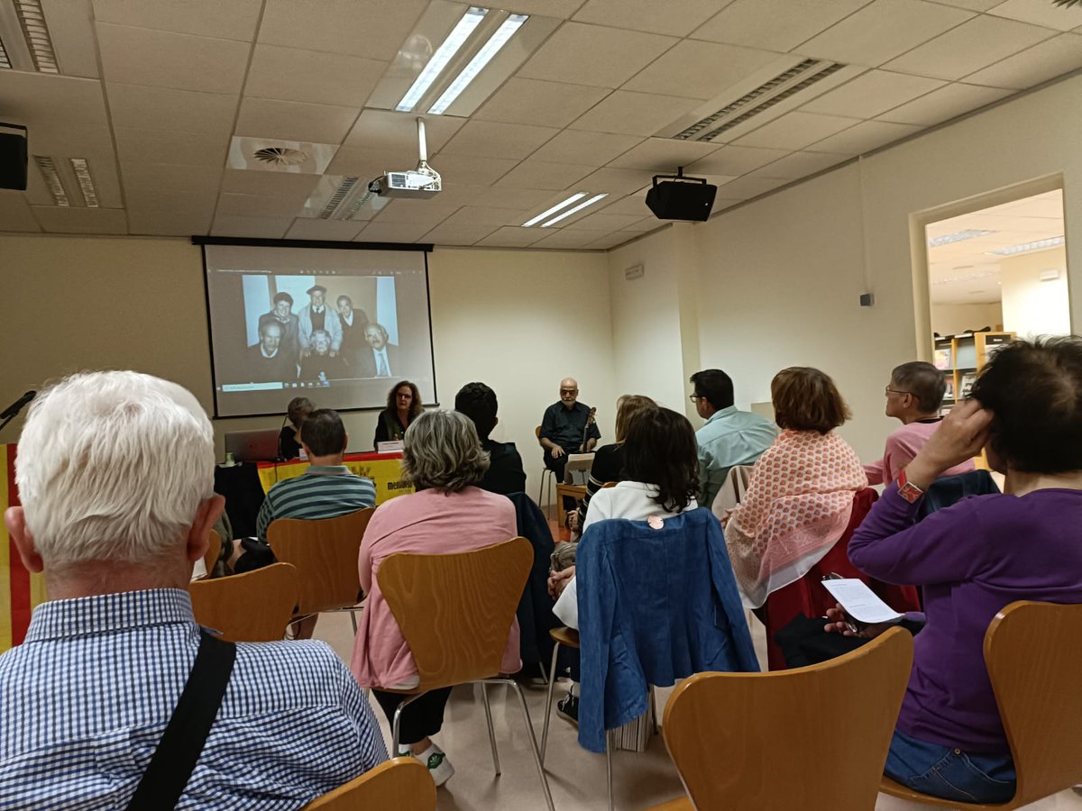 Memoria_Baix's tweet photo. Fotos d'avui!
🔴🟡🟣 HOMENATGE A LES DONES REPUBLICANES I ANTIFEIXISTES
#BibCentral de Cornellà https://t.co/GJo5l14zM1