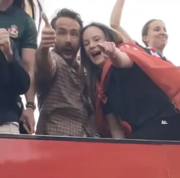 powsy2's tweet photo. Who’s that guy next to @Lili52160376 @VancityReynolds https://t.co/7wJ1QNtSN2