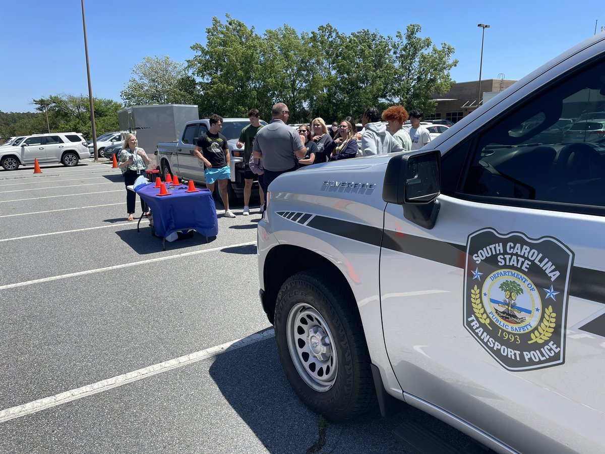 STP_CRO's tweet image. The DTZ team had a great time at Chapin High School today.  We will be there Wednesday and Thursday as well. If you want a hands-on education about distracted driving around commercial vehicles, contact donaldwturner@scdps.gov #drivetozero #targetzero #chapinhighschool